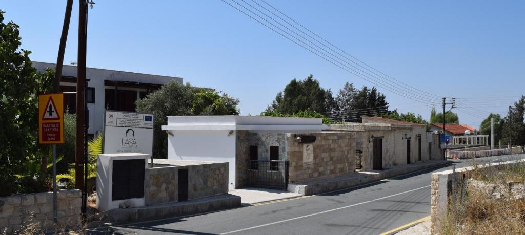 une rue avec un bâtiment sur le côté d'une route dans l'établissement Lasa Heights Hotel, à Lasa