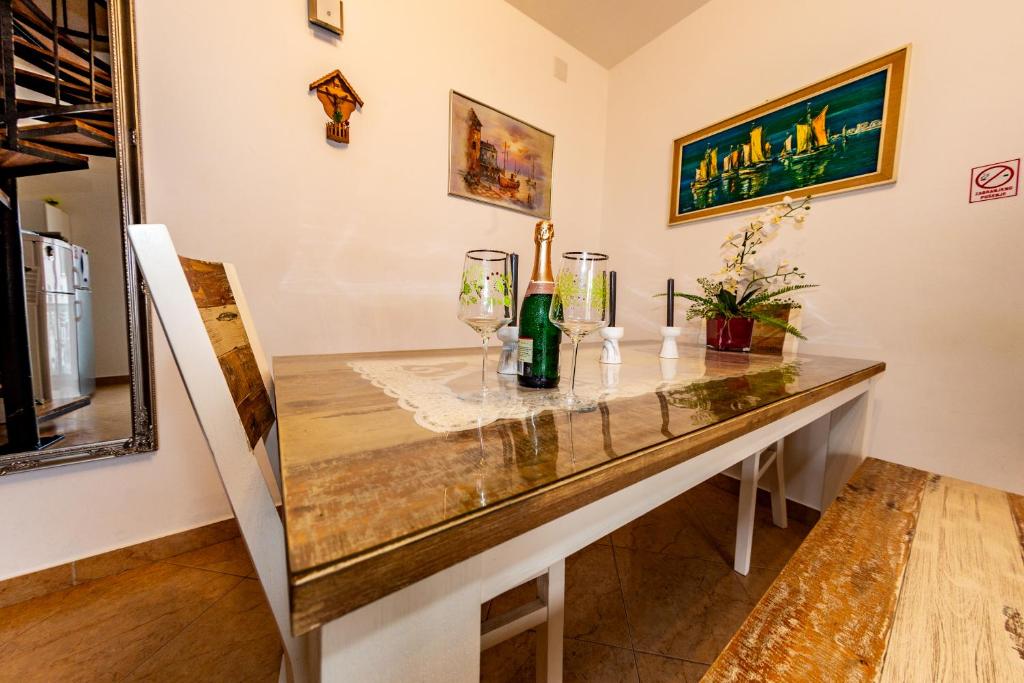 mesa de comedor con encimera de cristal en Apartment Eva, en Klimno