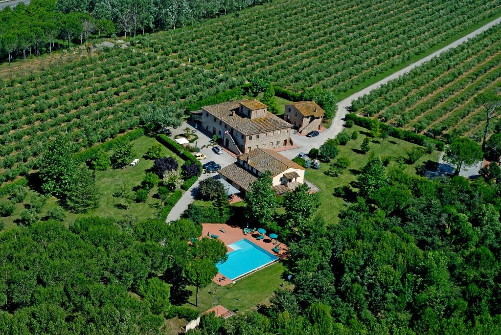 an aerial view of a large estate with a swimming pool at Agriturismo Il Selvino in Terricciola