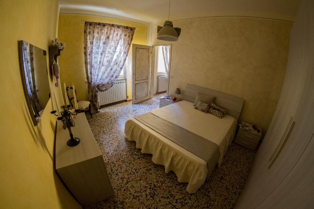 1 dormitorio con cama y ventana en Casa vacanze il Redo en Marliana