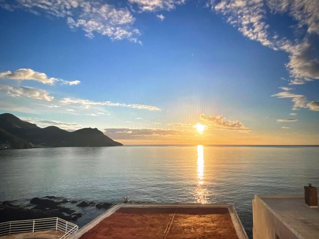 サン・ホセにあるBeachfront apartamento in san joséの船のデッキから夕日を望めます。