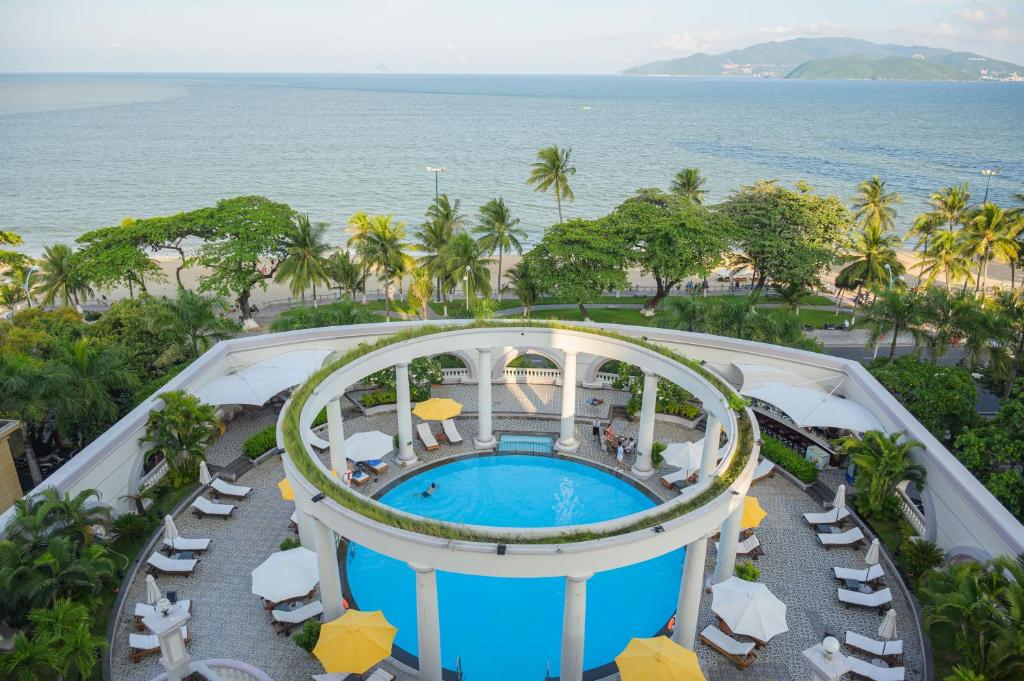 Una vista aérea de un complejo turístico con piscina. en Sunrise Nha Trang Beach Hotel & Spa, en Nha Trang