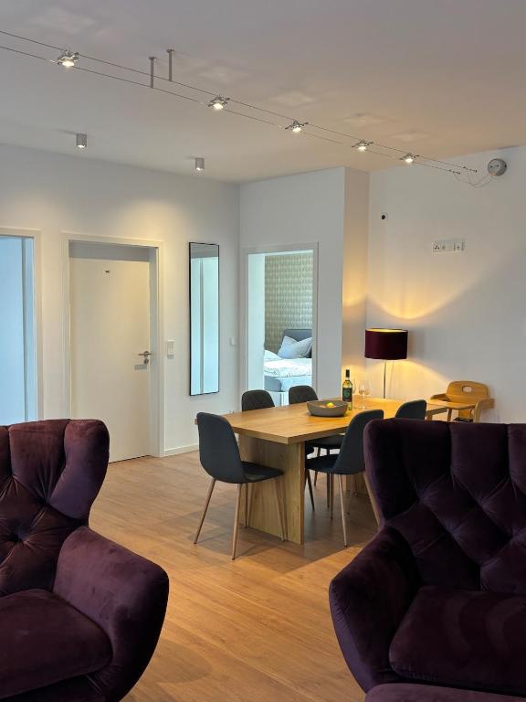 a living room with a table and chairs and a bed at HunsrückGlück Ferienhaus am Schinderhannes-Radweg in Lingerhahn