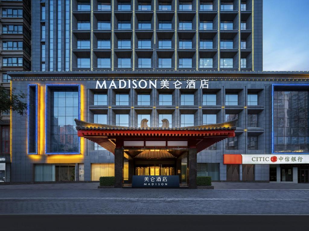 un edificio con un cartel delante en Royalton Hotel Xi'an Qujiang Conference Center Mixc, en Xi'an