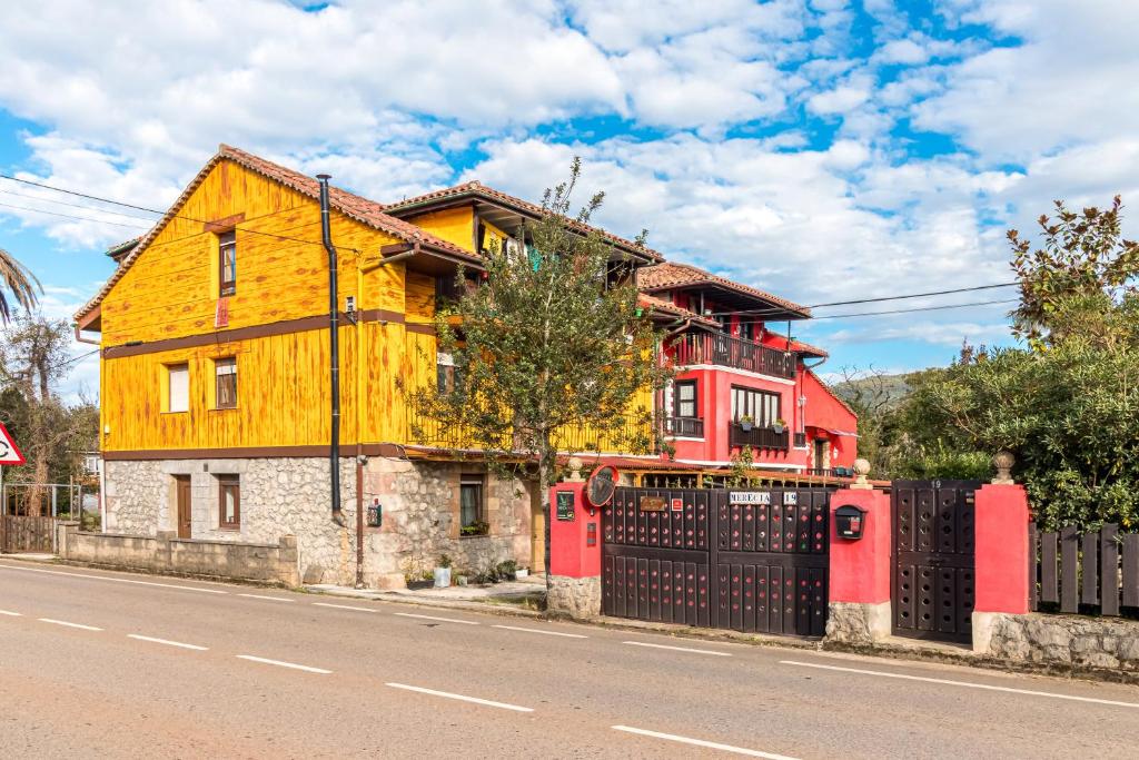 a yellow house on the side of a street at El Capricho de Rosmary in Villanueva
