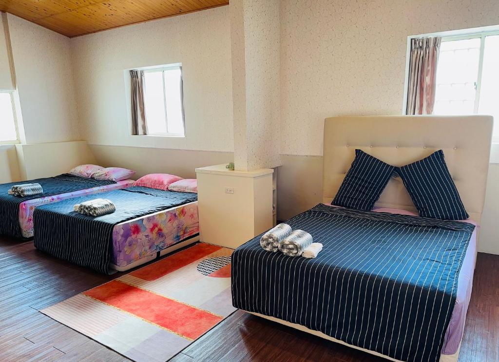 a room with two beds in a room at 寵物友善 漫步森活 九樺落羽松民宿 in Guoxing