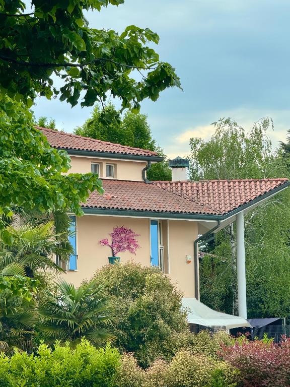 a house with a flower pot on the roof at Villa Nuvola Suites in Fiorano Modenese