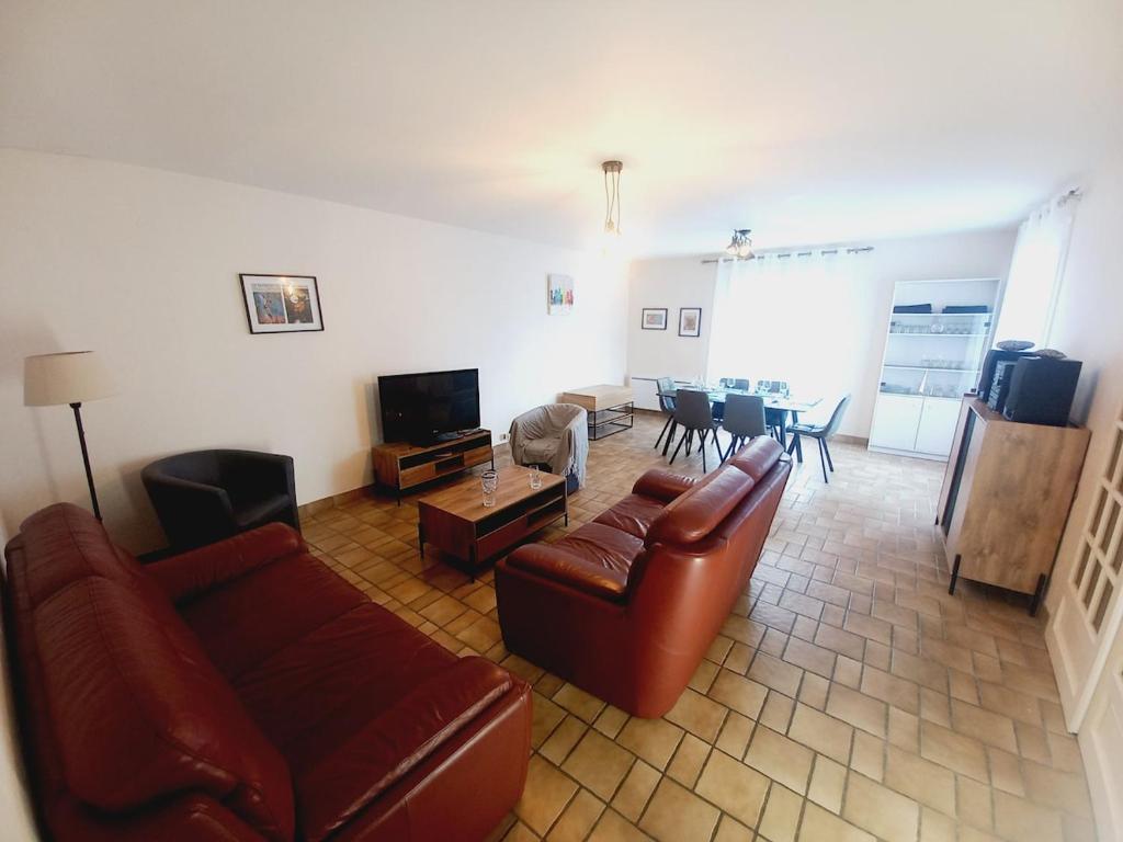 TV a/nebo společenská místnost v ubytování maison entiere spatieuse et au calme 6 couchages