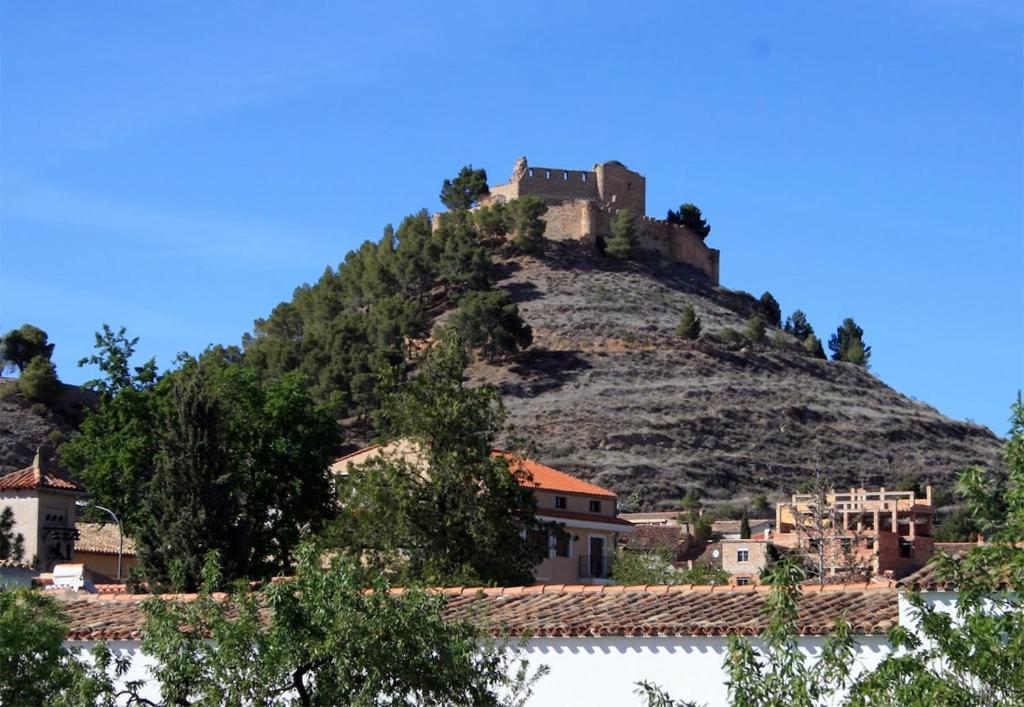 un castillo en la cima de una colina con casas en Exclusivo Adosado JALANCE, en Jalance