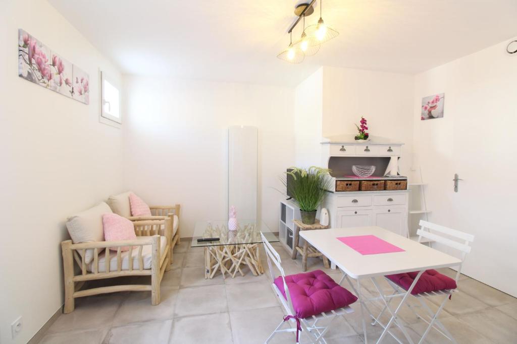 a small living room with a table and chairs at Le Rivage in Sainte-Marie-de-Ré