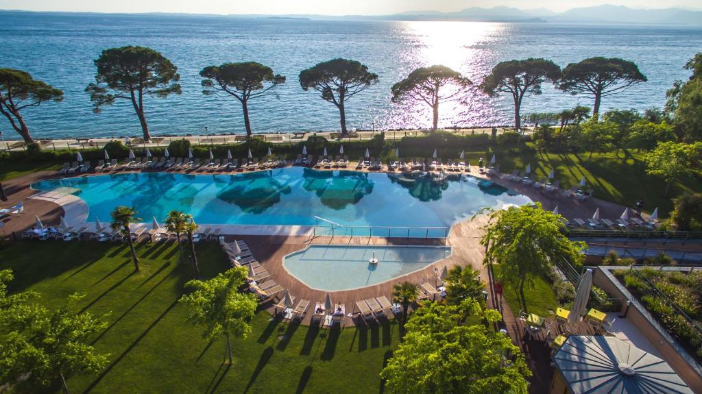 Bazén v ubytování Hotel Corte Valier nebo v jeho okolí