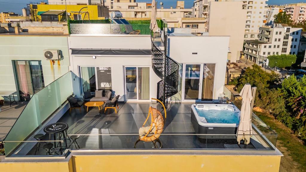 Bazén v ubytování The Ultimate Jacuzzi Penthouse by PS nebo v jeho okolí