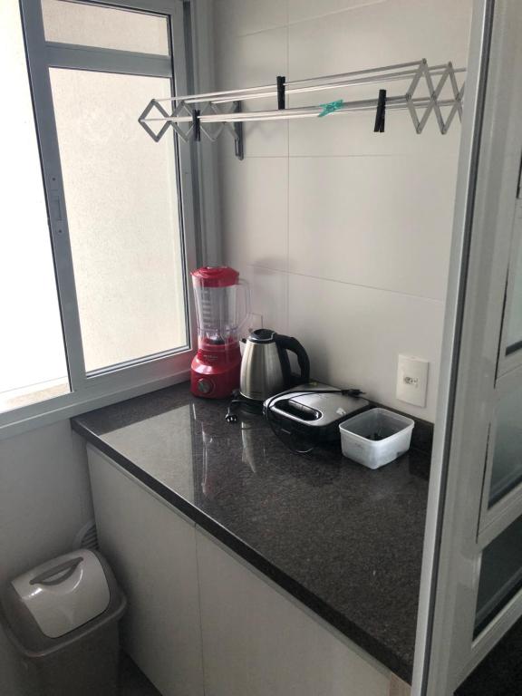 eine Küche mit einer Theke mit einem Mixer darauf in der Unterkunft Apartamento na praia de Palmas à 200m do mar in Governador Celso Ramos