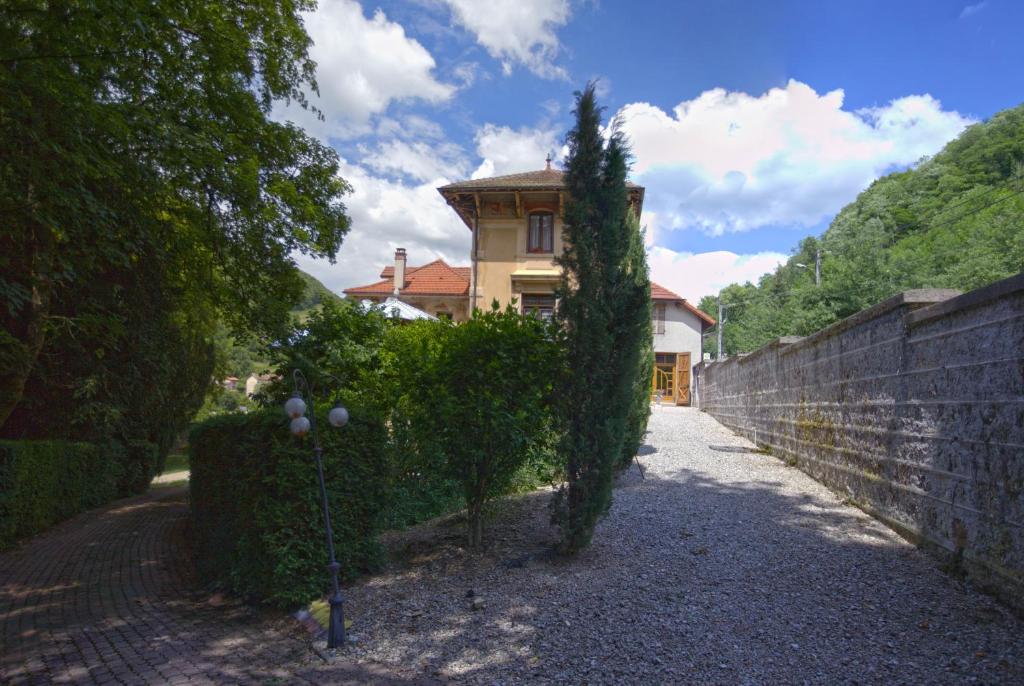 une maison sur une colline à côté d'un mur dans l'établissement L'Albarande, à Saint-Rambert-en-Bugey