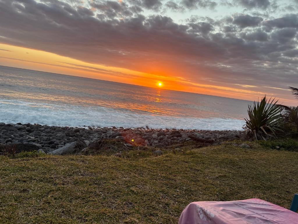 un tramonto sull'oceano con il sole che tramonta di Gerard chantal a Saint-Pierre