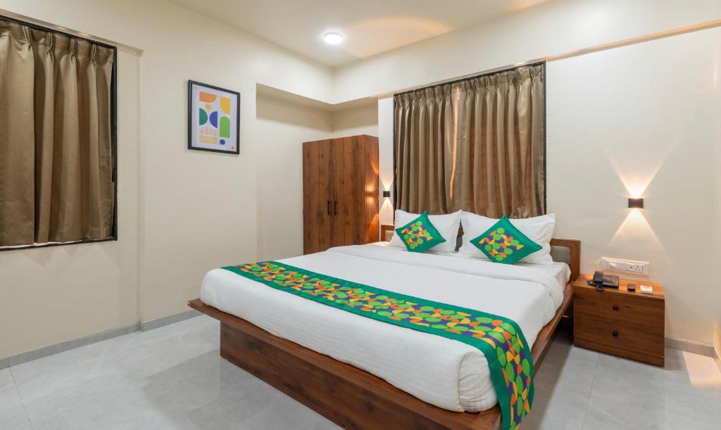 Postel nebo postele na pokoji v ubytování Treebo Sunrise Apartments