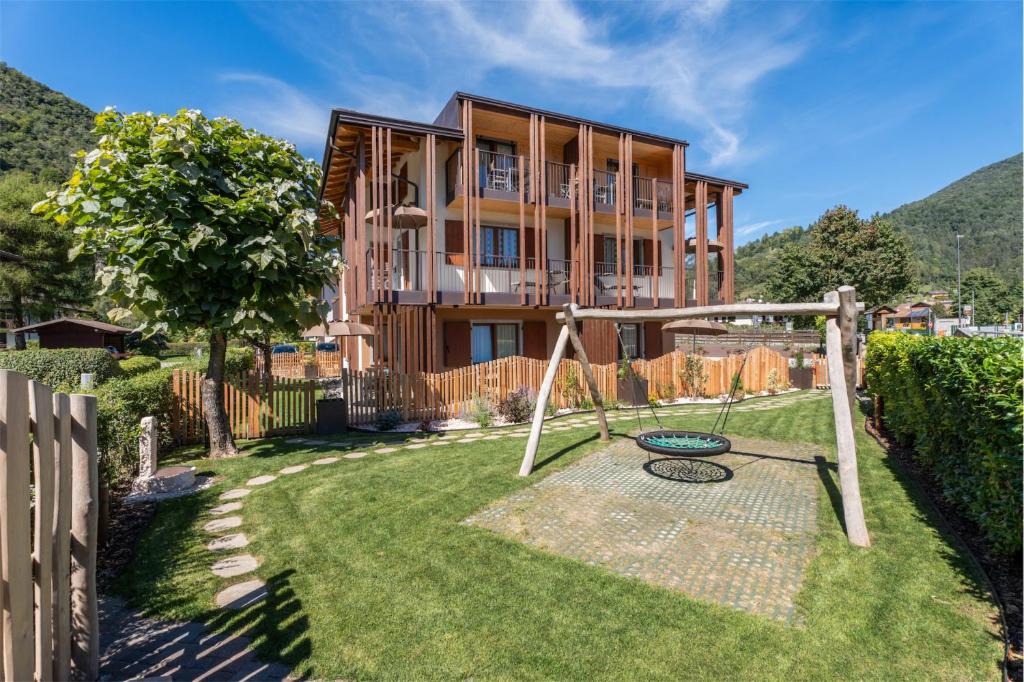 レードロにあるCROSINA HOLIDAY - Casa Al Ponteの庭付き家