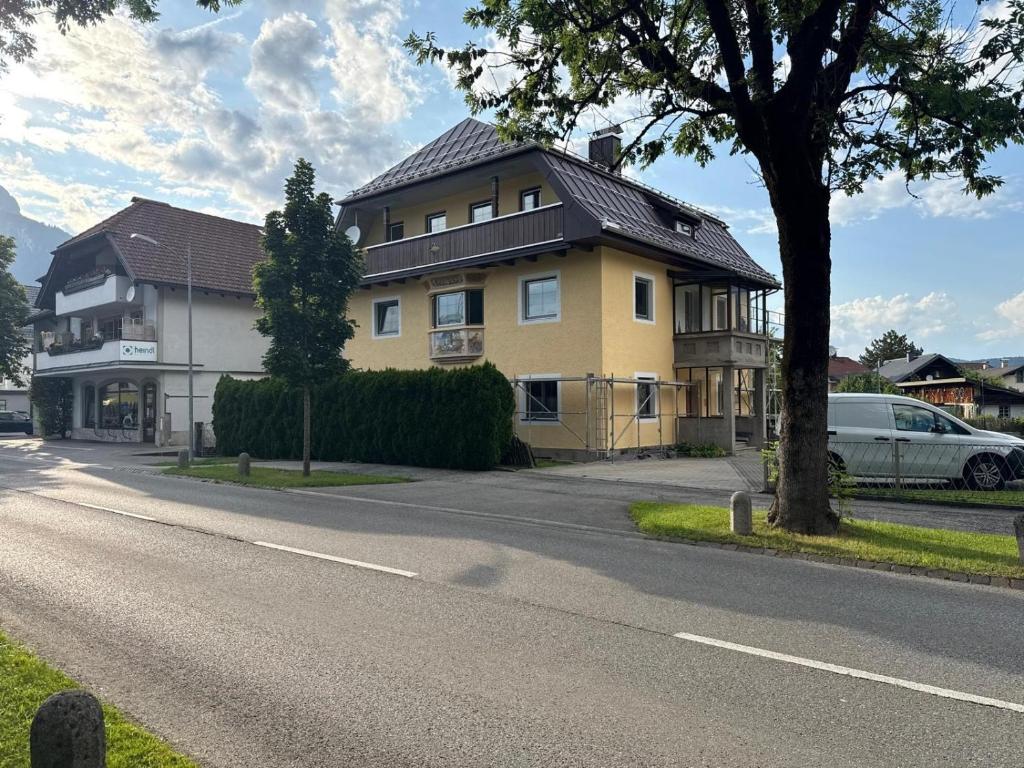 a yellow house on the side of a road at Am Stadtpark in Reutte
