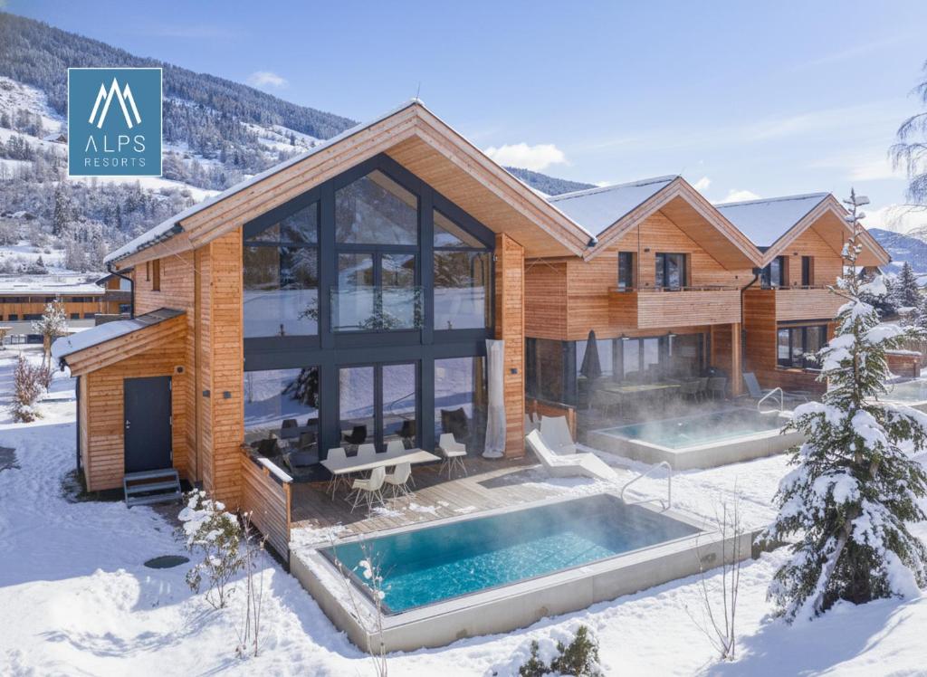 une maison avec une piscine dans la neige dans l'établissement Kreischberg Pool Villas & Penthouses by ALPS RESORTS, à Sankt Lorenzen ob Murau