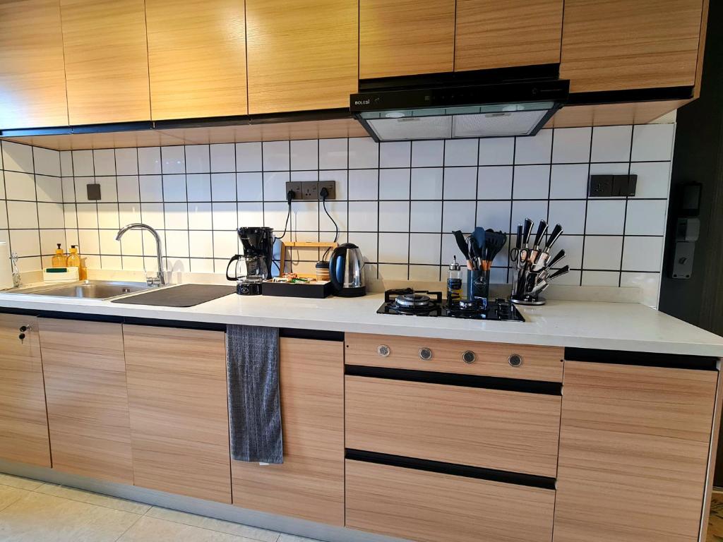 Kuchyň nebo kuchyňský kout v ubytování Cozy Top-Floor Apartment with Balcony & City Views near United Nations