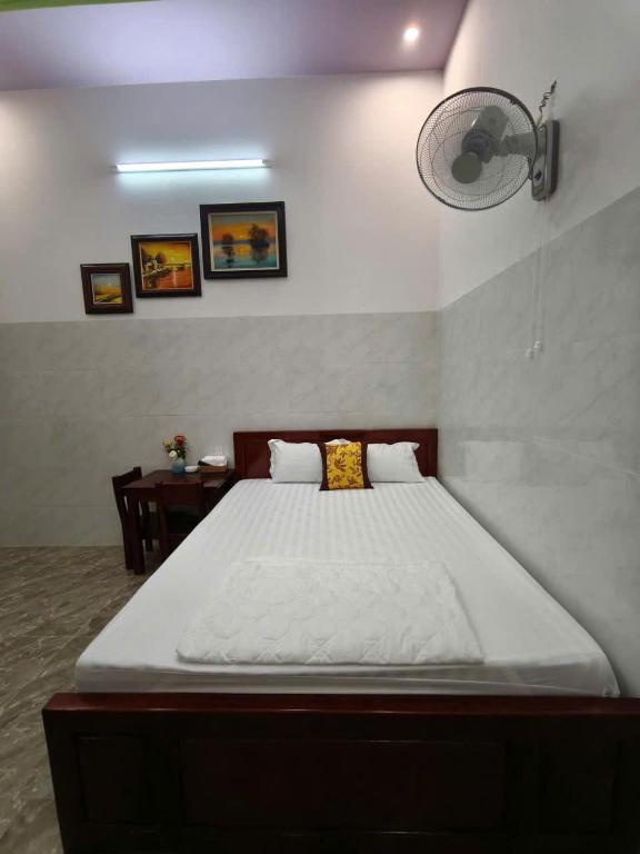 a bedroom with a large bed in a room at Thanh Phước Hotel in Ấp Thanh Ðông