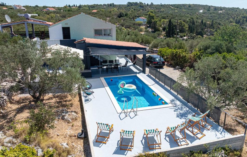 une vue aérienne d'une maison avec piscine dans l'établissement Holiday home Edi by Villas Guide, à Otočić Ošjak