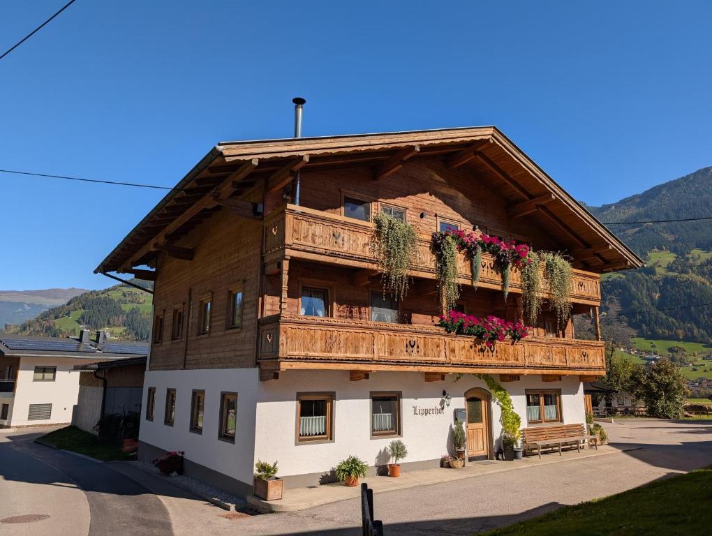 Nespecifikovaný výhled na hory nebo výhled na hory při pohledu z farmy