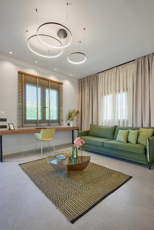 a living room with a green couch and a table at Cityloft Avenue in Mastambás