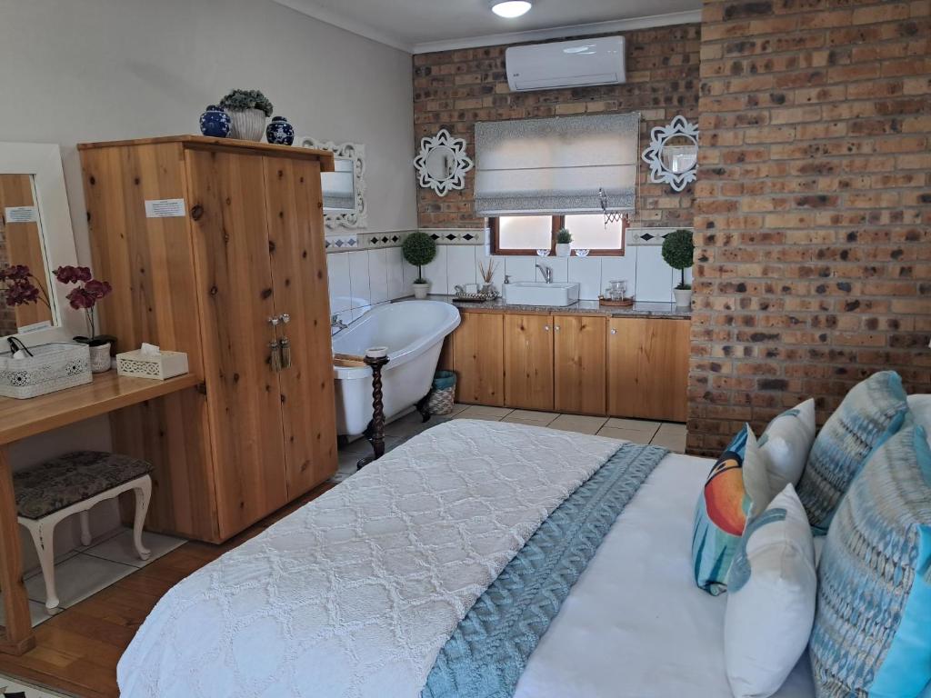 een badkamer met een bed, een bad en een wastafel bij IRONWOOD LODGE in Pennington