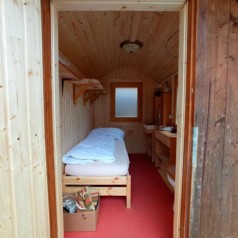 a small room with a bed in a tiny house at A-Sissy-Hof Billigangebot in Bischofstetten