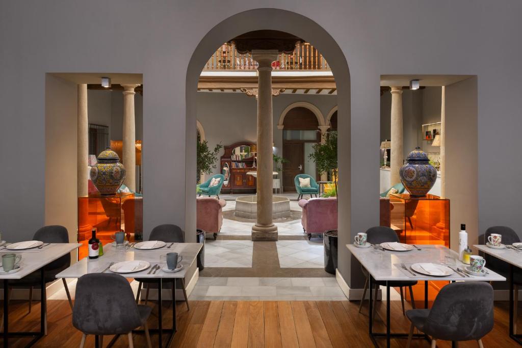 ウベダにあるHotel Don Juan Boutiqueのダイニングルーム(テーブル、椅子、花瓶付)