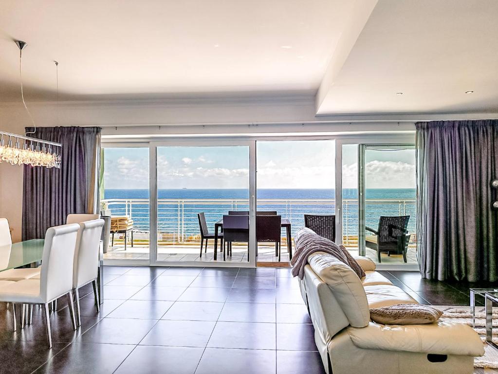 Χώρος καθιστικού στο Exclusive Waterfront Apartment with Stunning Views SV 9