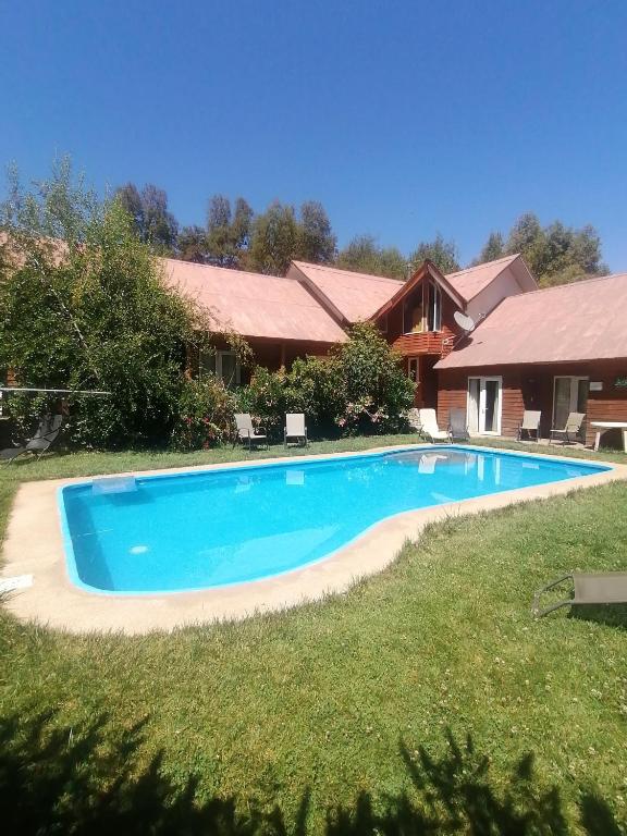 比尔切斯Hoteles Asociados de Vilches Alto的院子里的游泳池