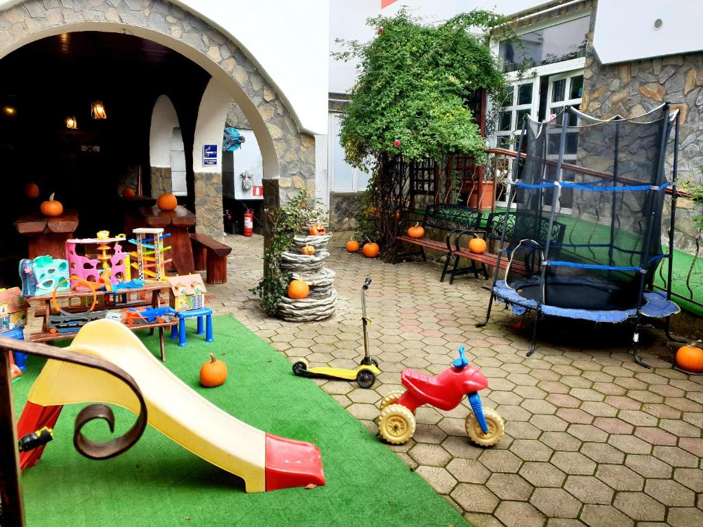 Herní místnost nebo prostor pro děti v ubytování Pensiunea Rock and Red