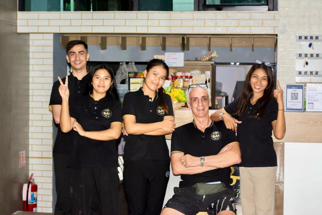 un gruppo di persone che posano per una foto di Guesthouse Bangkok BM B&B a Bangkok