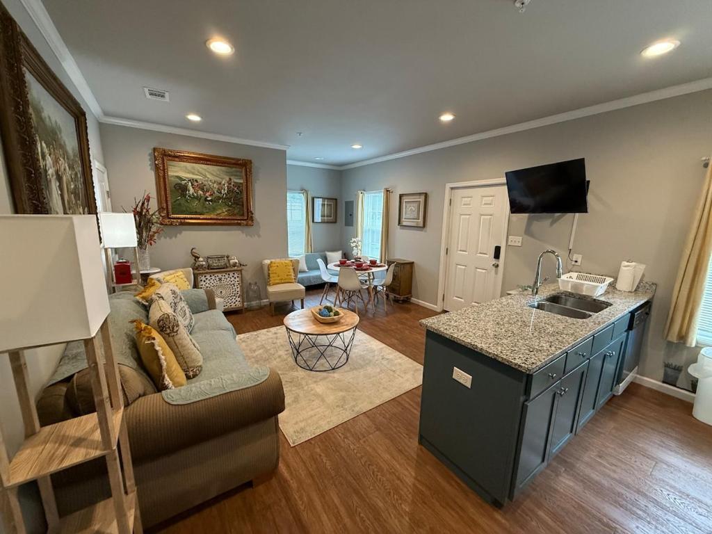 瓦尔多斯塔Stylish 1BR 2 Beds Near VSU SGMC Wild Adveture的带沙发的客厅和厨房