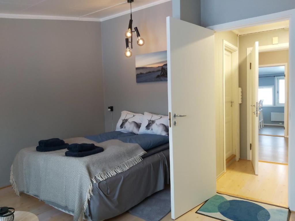 una camera con un letto e una porta che conduce a un corridoio di Varangertunet arctic resort a Jakobselv