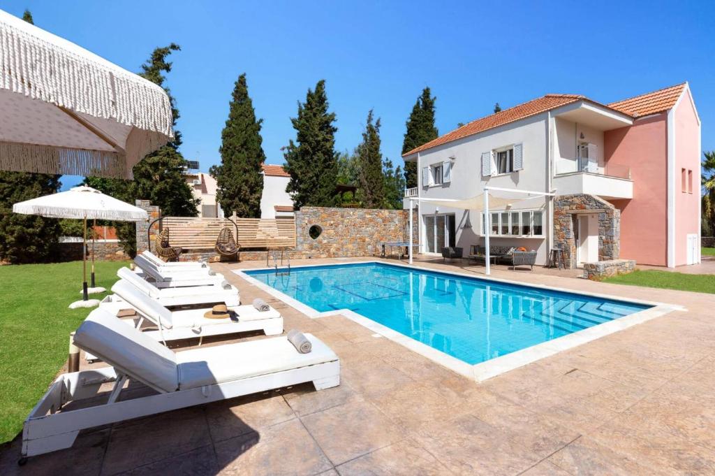 Bazén v ubytování Villa Argi by Villa Plus nebo v jeho okolí