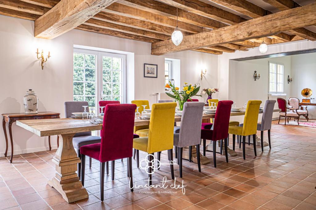 a dining room with a table and chairs at Évasion Privée au Mans - Gîte Champêtre & Équestre in Guémardières