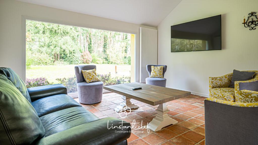 TV a/nebo společenská místnost v ubytování Évasion Privée au Mans - Gîte Champêtre & Équestre