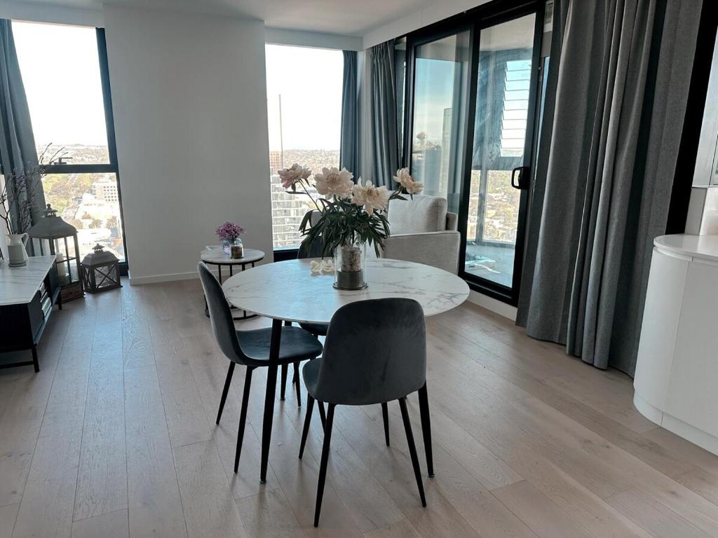 Χώρος καθιστικού στο Modern 2BR Apartment in Box Hill