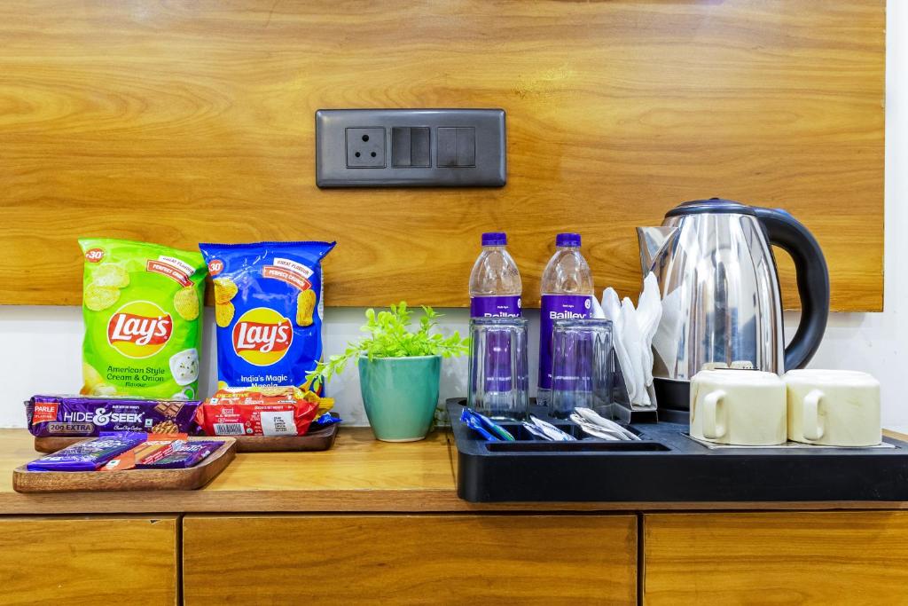 ニューデリーにあるHotel The King Palaceの食べ物や飲み物、ミキサーが置かれたカウンタートップ