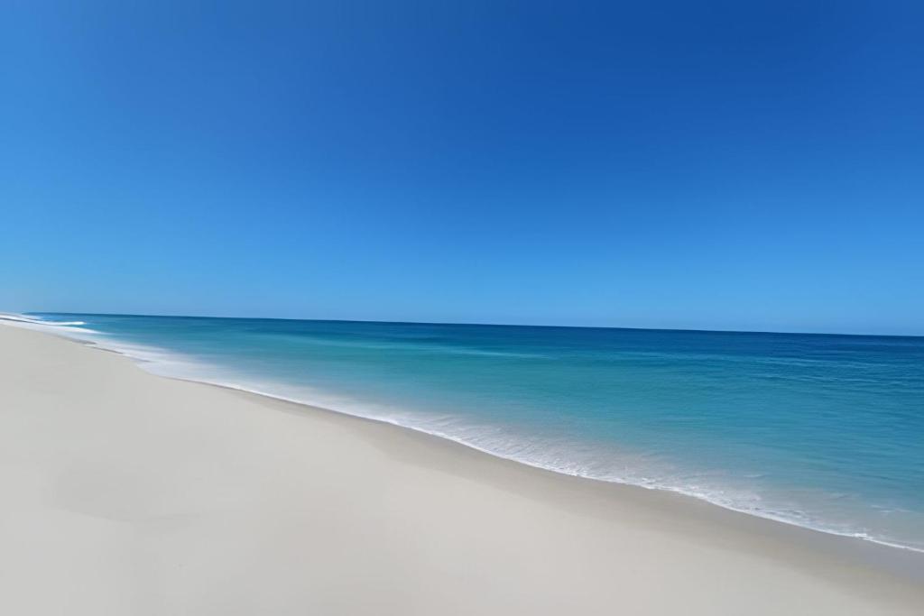 an image of a beach with the ocean at Beach Bungalow Saquarema in Ipitangas