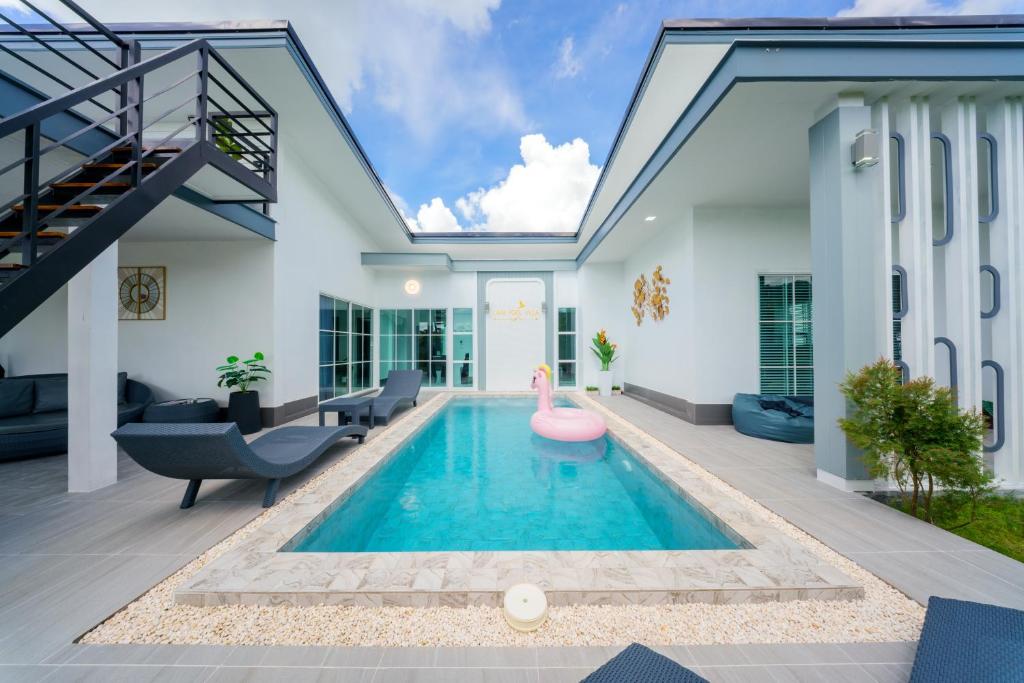 une piscine au milieu d'une maison dans l'établissement Lark Pool Villa Aonang Krabi, à Ao Nang Beach