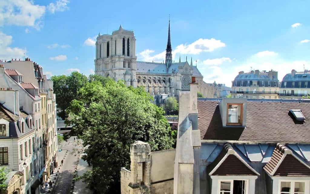The Most Romantic Notre Dame with AC