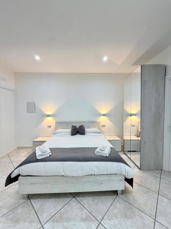 a bedroom with a large bed and two lamps at Dolci Momenti in Gragnano