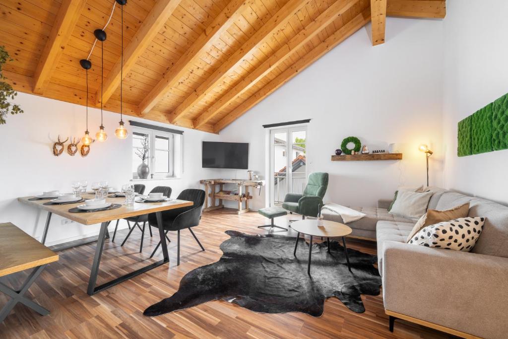 Finsingにあるnook apartments- natural living-Munich-Erdingのソファとテーブルのあるリビングルーム