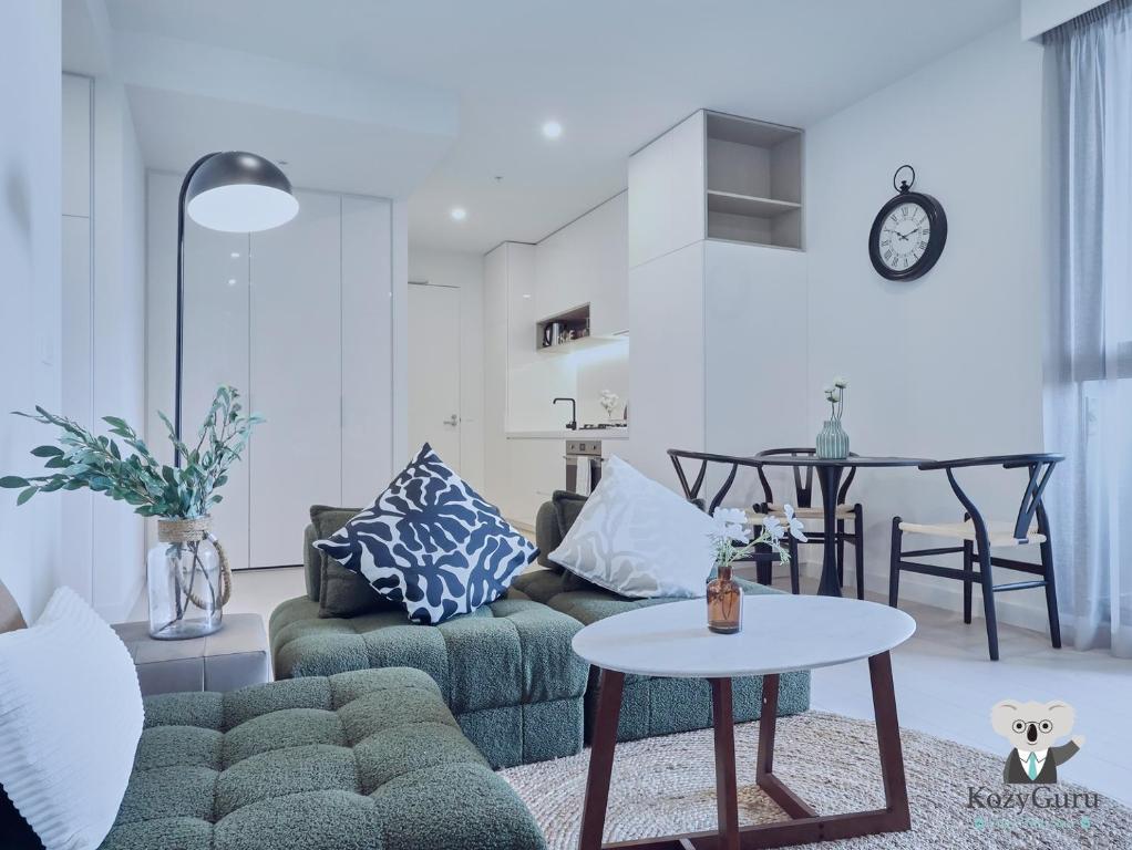 una sala de estar con un sofá y una mesa en KozyGuru | Box Hill | Chic & Close to It All, en Box Hill
