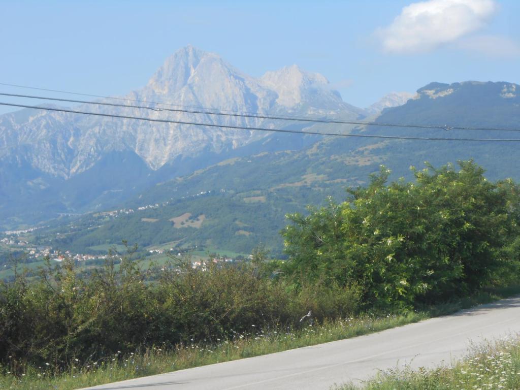 a road with a mountain in the background at Agriturismo La Casetta in Tossicia