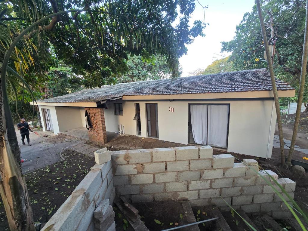 si sta costruendo una casa con un muro di contenimento di Cooperville a New Germany